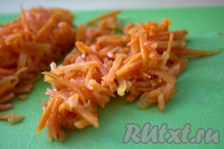 Корейскую морковь нарезать на небольшие полоски.
