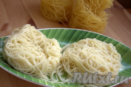 Затем осторожно, чтобы не повредить форму, с помощью шумовки достать гнёзда из воды и выложить на тарелку. Отставить макароны в сторонку, чтобы они немного остыли.
