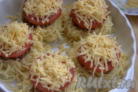 Сыр натереть на средней тёрке и посыпать поверх помидоров. Запекать гнёзда из макарон с фаршем в заранее разогретой до 180 градусов духовке, примерно, 15 минут (сыр должен полностью расплавиться и приобрести слегка золотистую корочку).
