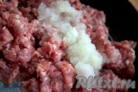 Тем временем в сковороде разогреть немного растительного масла, выложить мясной фарш, добавить очищенный и натёртый на мелкой тёрке репчатый лук (можно лук нарезать на мелкие кубики).
