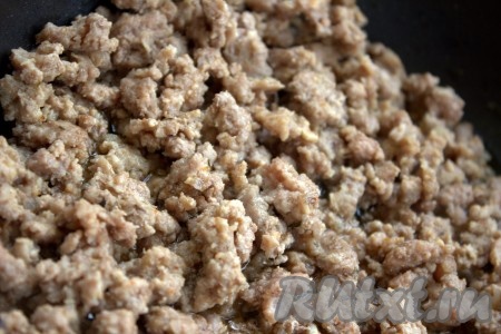 Обжарить фарш с луком на среднем огне в течение 5-7 минут (до изменения цвета мяса), периодически перемешивая и разбивая комочки мяса. Посолить и приправить по вкусу.
