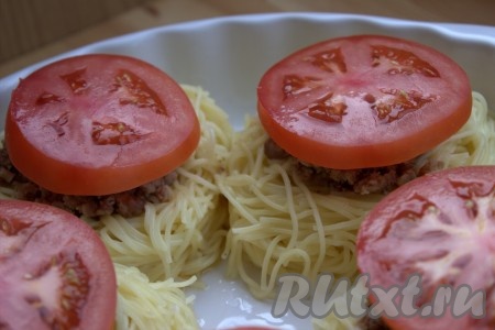 Помидоры вымыть, нарезать кружочками. Выложить по кружочку помидора поверх фарша.
