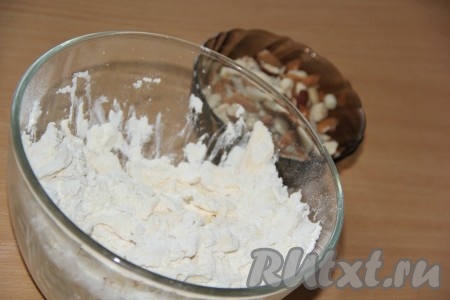 Муку с маслом и сахаром перетереть в крошку.
