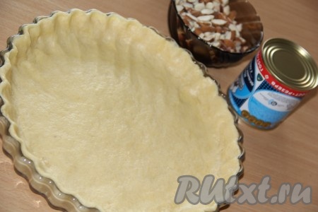 Тесто поместить в форму (я использовала стеклянную форму диаметром 26 см) и разровнять его по дну и бокам формы, сформировать невысокий бортик. 
