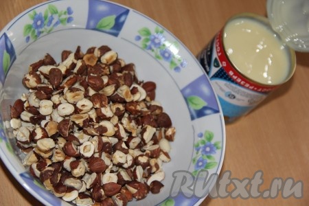 Орехи крупно порубить ножом (я использовала миндаль и фундук).
