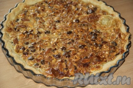 Выпекать песочный пирог с орехами и сгущёнкой в разогретой духовке при температуре 180 градусов, примерно, 45 минут. Готовую выпечку перед подачей хорошо остудить.
