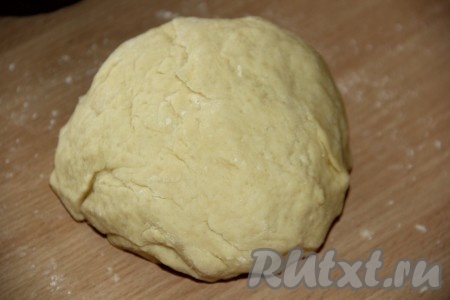 Замесить нежное, не липнущее тесто. Хорошенечко вымесить тесто до однородного и гладкого состояния.
