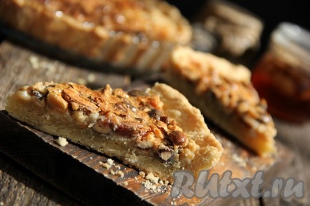 Мега вкусный песочный пирог с орехами и сгущёнкой, напоминающий десерт, нарезать на кусочки и подать к столу. Отличная выпечка к чаю или кофе, попробуйте!