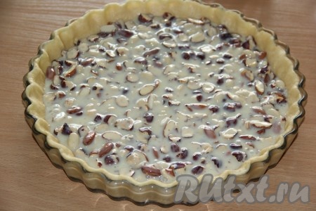 Выложить смесь орехов и сгущёнки в форму с тестом, разровнять.
