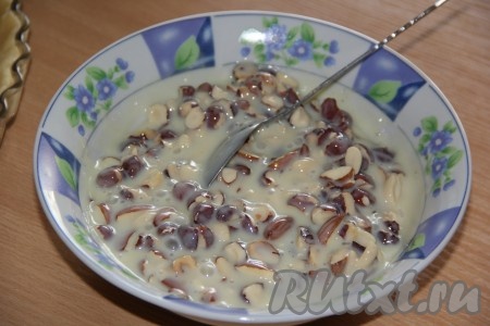 Соединить орехи со сгущёнкой и перемешать.