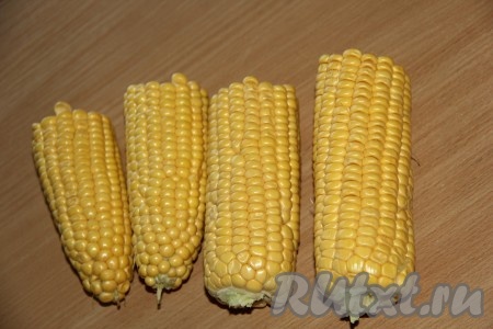 Кукурузу очистить от листьев и разрезать на две части. У нас получится 4 порции.
