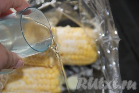 Влить в рукав воду.

