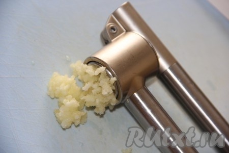 Чеснок очистить, пропустить через пресс, добавить в бульон, перемешать.
