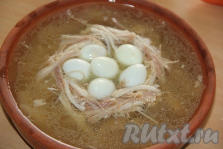 Яйца перепёлок сварить в течение 4-5 минут с момента закипания воды, остудить и очистить от скорлупы. Выложить перепелиные яйца в "гнёздышко" и поставить форму с куриным заливным в холодильник до полного застывания. Я сделала заливное и в одной большой форме, и в нескольких маленьких формочках для порционной подачи.
