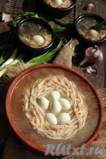 Куриное заливное с желатином получилось нежным, очень вкусным и красивым. Подача всех удивила и порадовала! Приготовьте по этому простому рецепту заливное из курицы, не пожалеете!
