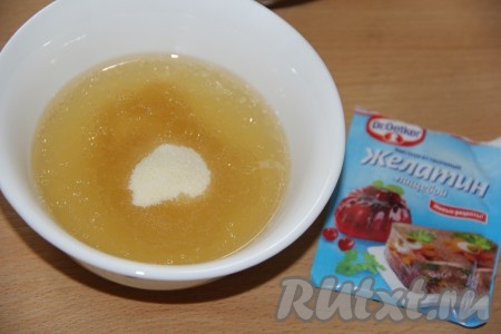 В отдельной пиале развести желатин, залив его тёплым бульоном (я использовала 150 мл бульона), и оставить на 20 минут для набухания. 
