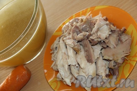 Отделить мясо от костей и шкуры.
