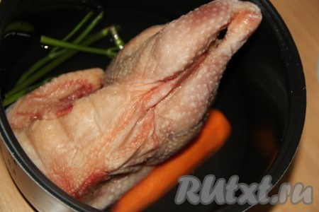 Лук и морковь очистить. Я готовила курицу в мультиварке, но можно варить и в кастрюле. В чашу мультиварки (или в кастрюлю) выложить курицу, лук, морковь и пару стеблей петрушки, влить воду. Закрыть крышку мультиварки, выставить режим "Тушение" на 3 часа. Если варите в кастрюле, тогда довести воду до кипения, убавить огонь до минимума и варить птицу на медленном огне под прикрытой крышкой 3 часа. Я в процессе варки воду не доливала.