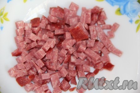 Колбасу нарезать на мелкие кубики.
