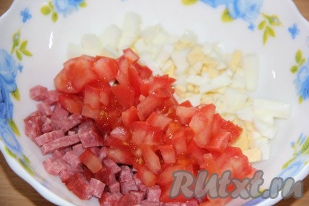 Помидор вымыть, мелко нарезать, добавить к яйцам и колбасе.
