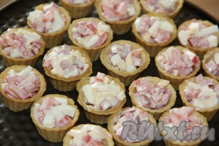 Наполнить тарталетки начинкой.