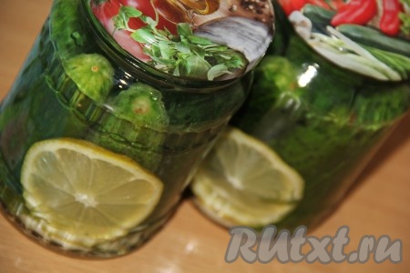 Воду довести до кипения и залить банки с огурцами кипятком до самого верха, оставить на 20 минут, прикрыв баночки прокипячёнными крышками.
