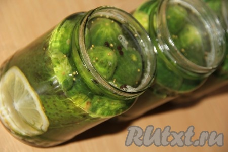 Полностью залить горячим маринадом банки с огурчиками.
