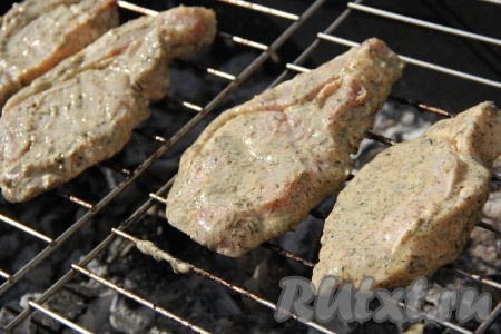 В этот раз я решила приготовить на мангале свиные стейки в горчичном маринаде. Стейки должны быть толщиной, примерно, 1,5 см, перед маринованием их можно слегка отбить или обмять тыльной стороной ладони. Подготовить мангал, угли разжечь и довести до красна. Выложить стейки из свинины, замаринованные в горчице, на решётку и поместить на мангал.
