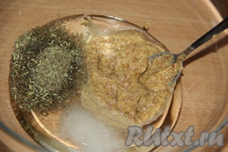 Для приготовления маринада соединить горчицу, соль, растительное масло и уксус. Добавить прованские травы (или ваши любимые специи для мяса).
