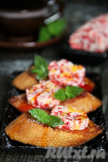 На горячие тосты выложить ягодное масло и подать к столу. Очень вкусно, просто пальчики оближешь!
