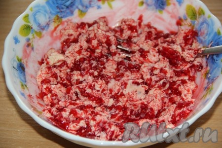 Соединить масло и ягоды. Размять масло с ягодами ложкой (или вилкой).
