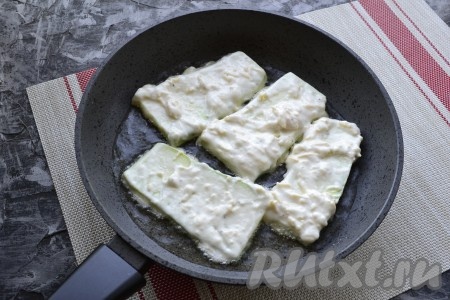 И сразу же выкладывать на сковороду с разогретым растительным маслом.
