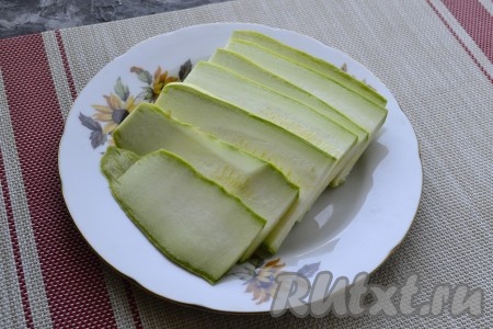 Для этого блюда лучше брать молоденькие кабачки с нежной кожурой и мелкими семечками. Кабачки (молодые кабачки можно готовить, не снимая кожуру) нарезать пластинами толщиной около 0,3-0,5 см.
