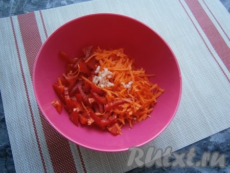 Сюда же добавить пропущенный через пресс чеснок.
