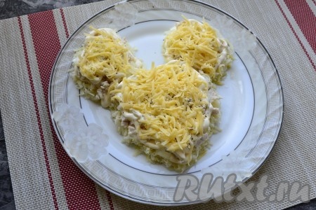 Далее выложить слой натёртого на средней тёрке твёрдого сыра (сыр лучше выбирать не пресный, если сыр не очень солёный, то слой сыра нужно немного подсолить).
