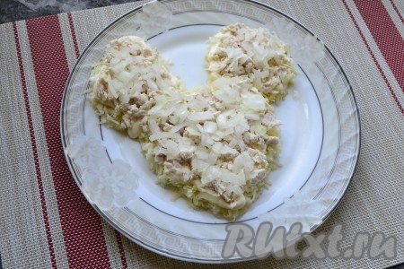 На картофель выложить нарезанное кусочками отварное куриное филе, а сверху разложить отжатый от маринада репчатый лук.
