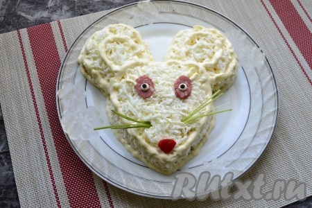 Теперь салатик украсить: глазки мыши вырезать из кружочка колбасы, усики сделать из веточек петрушки, носик - из кусочка красного болгарского перца, зрачки - из капельки майонеза и горошинки чёрного перца.
