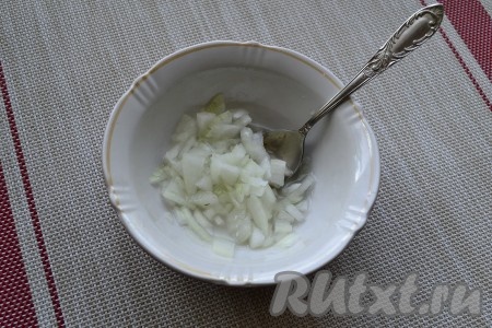 Картофель отварить, не очищая от кожуры, до готовности (в течение 20-25 минут с момента закипания воды), остудить и очистить. Отварить куриное филе в подсоленной воде в течение минут 40. Яйца сварить до готовности (варить минут 10 с момента закипания воды), а затем остудить и очистить. Репчатый лук очистить, мелко нарезать. К нарезанному луку добавить уксус, воду, соль и сахар, перемешать, оставить для маринования на 15-20 минут.
