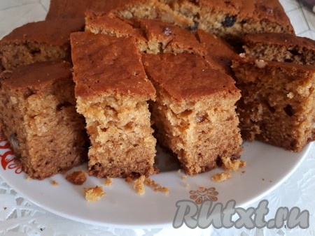 Вкуснейший морковно-медовый пирог остудить, нарезать на порционные кусочки и подать с чашечкой чая или молока.