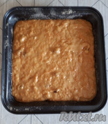 Выложить подготовленное тесто в форму, смазанную маслом и припорошенную мукой.&nbsp;&nbsp;