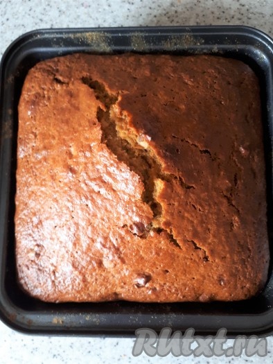 Форму с тестом поставить в духовку, заранее нагретую до 180 градусов, и печь морковно-медовый пирог 40-45 минут (до готовности). По желанию, испечённый пирог можно посыпать сахарной пудрой или покрыть глазурью.
