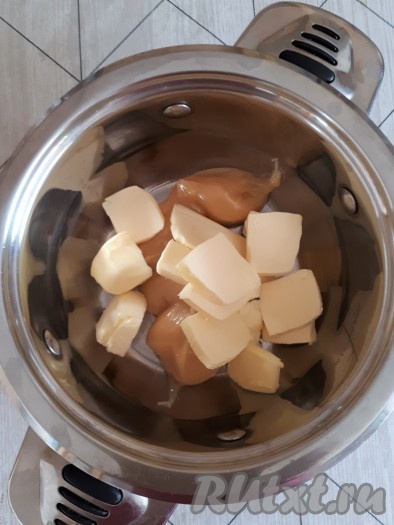 В кастрюльку положить мёд и кусочки сливочного масла. Растопить, помешивая, на небольшом окне.
