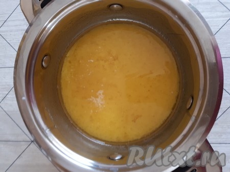 Снять смесь масла и мёда с огня, добавить молоко, перемешать.
