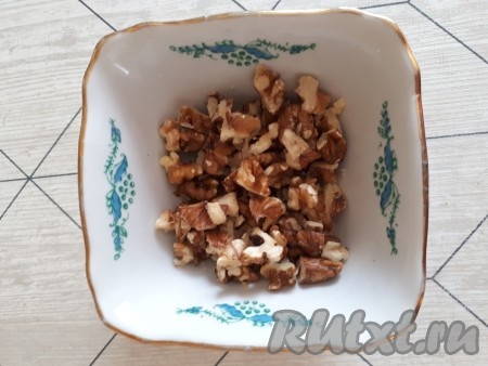 Орехи крупно порубить.