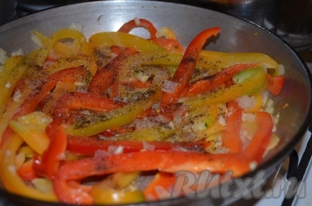 Щедро посыпать прованскими травами, посолить и поперчить. Обжаривать еще несколько минут на слабом огне, пока перец не станет мягким.