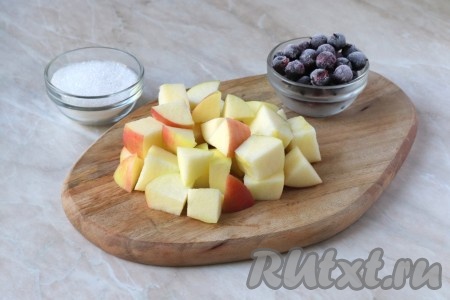 Яблоко вымыть, разрезать пополам и удалить семенную коробочку, после чего мякоть нарезать крупными кубиками. Для приготовления компота можно взять свежие или замороженные ягоды чёрной, белой или красной смородины (я готовила с чёрной смородиной). Если ягоды свежие, их нужно перебрать и отделить от веточек. Я использовала замороженные ягоды, их предварительно не размораживала. Ягоды промыть в холодной воде.
