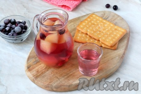 Компот из яблок и смородины в кастрюле