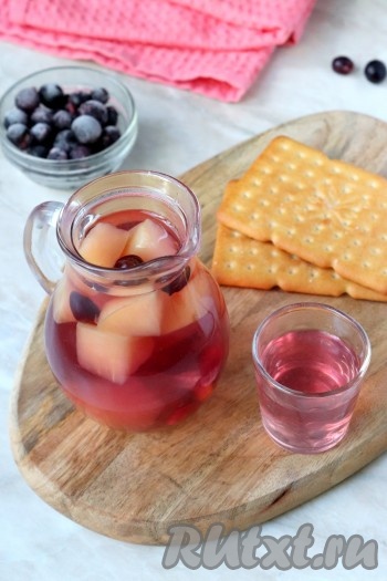 Разлить компот из кастрюли по стаканам и можно подавать на стол. В жаркое время года лучше охладить этот напиток, отправив его на пару часов в холодильник. Приятный вкус компота из яблок и смородины понравится и деткам, и взрослым, да и пользы в нём намного больше, чем в покупных напитках.
