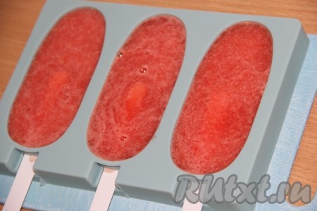 Разлить получившуюся массу по формам для мороженого (у меня получилось 3 фруктовых льда из арбуза в виде эскимо). Поставить форму в морозильную камеру на пару часов (до полного застывания мороженого).