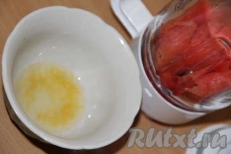 Выложить нарезанный арбуз в чашу блендера. Лимон хорошо вымыть, снять с него цедру, не затрагивая, находящийся под ней белый слой. Соединить в небольшой ёмкости свежевыжатый лимонный сок и цедру.